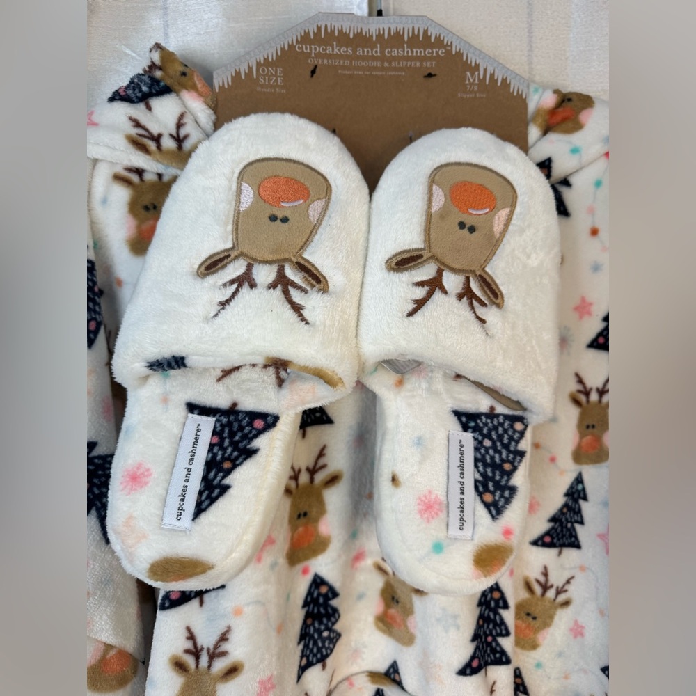 Cupcakes & Cashmere Festive Hoodie & Slipper Set - Picture 4 of 13